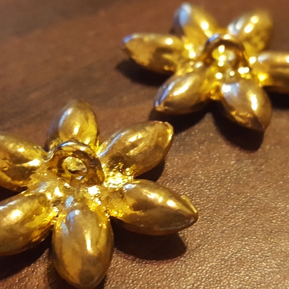 2 Vintage Glass Flower Buttons - Picture 4 of 5